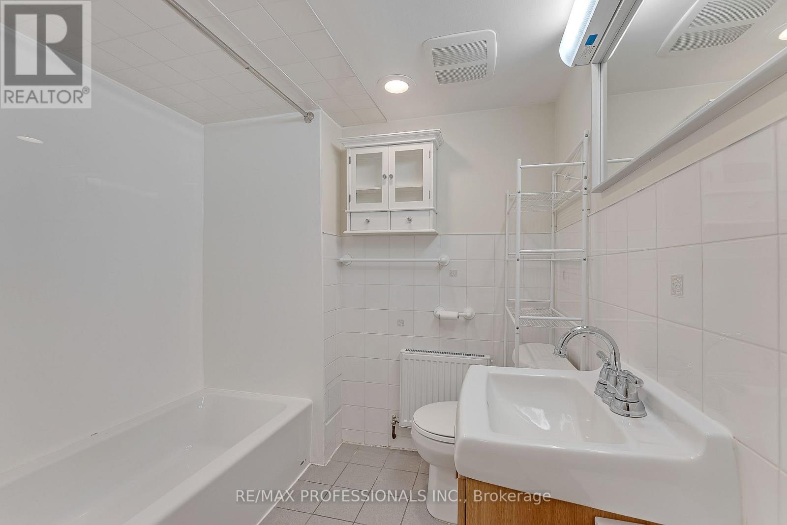 Lower - 5b Old Mill Drive, Toronto, Ontario  M6S 4J7 - Photo 17 - W13735238