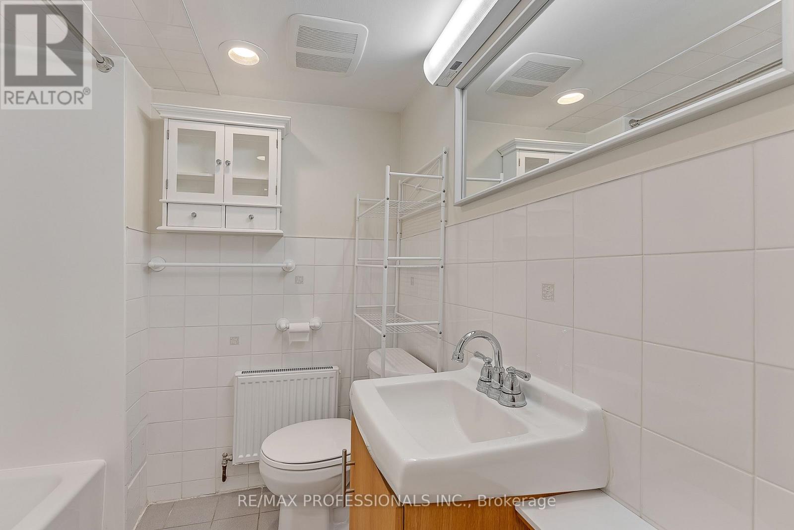 Lower - 5b Old Mill Drive, Toronto, Ontario  M6S 4J7 - Photo 18 - W13735238