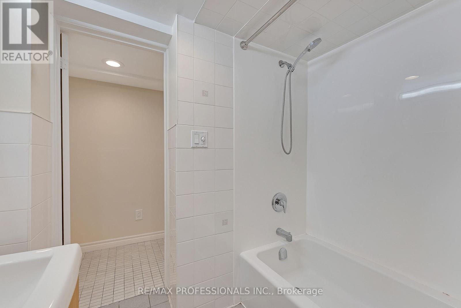 Lower - 5b Old Mill Drive, Toronto, Ontario  M6S 4J7 - Photo 19 - W13735238
