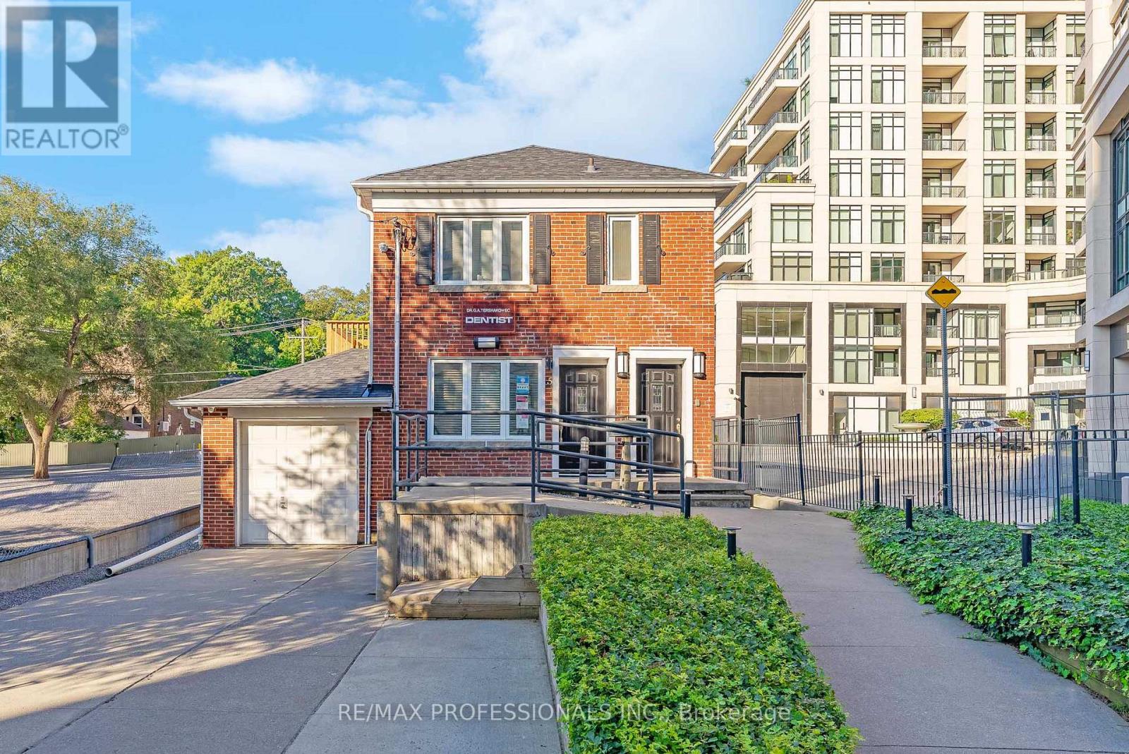 Lower - 5b Old Mill Drive, Toronto, Ontario  M6S 4J7 - Photo 2 - W13735238