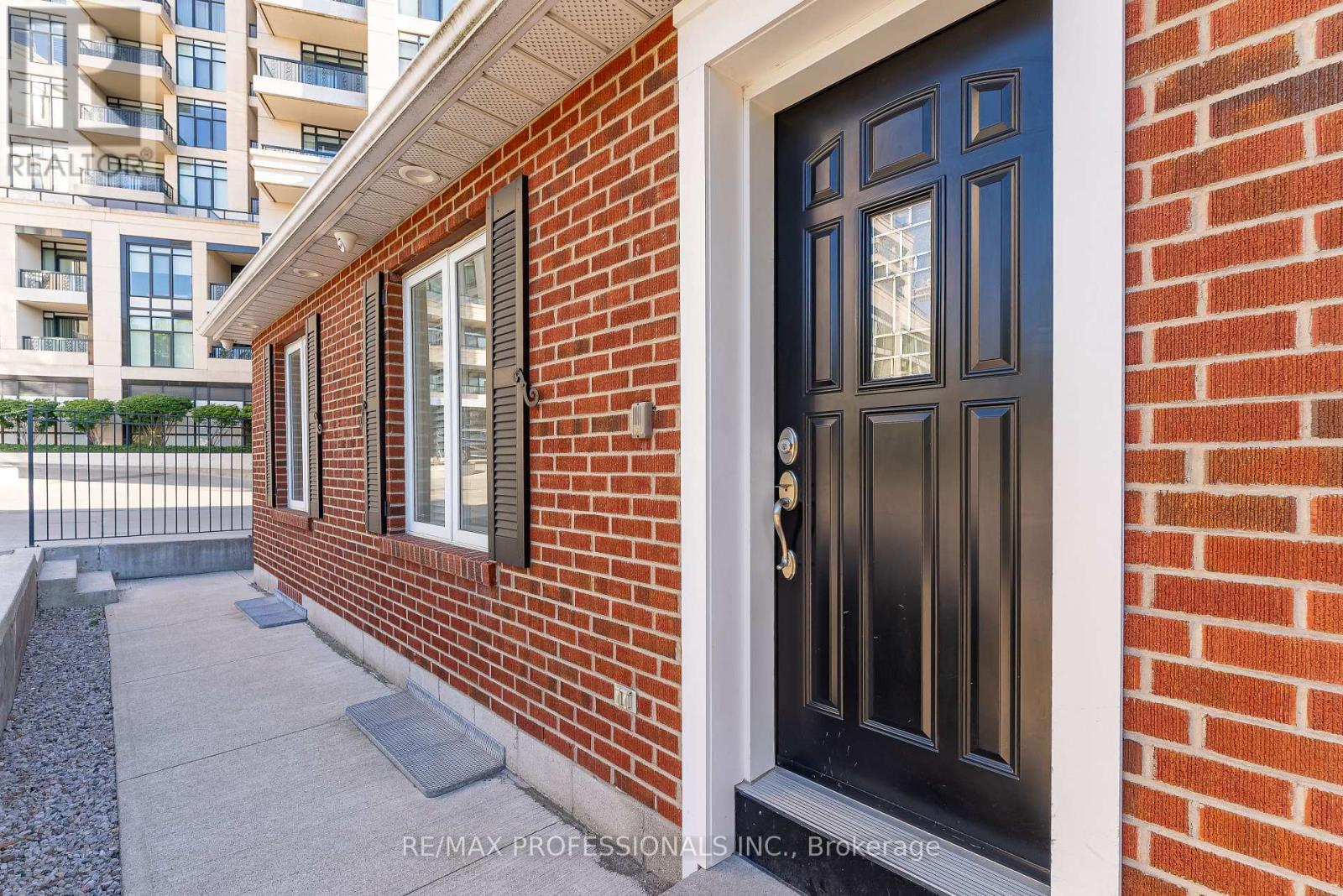 Lower - 5b Old Mill Drive, Toronto, Ontario  M6S 4J7 - Photo 3 - W13735238