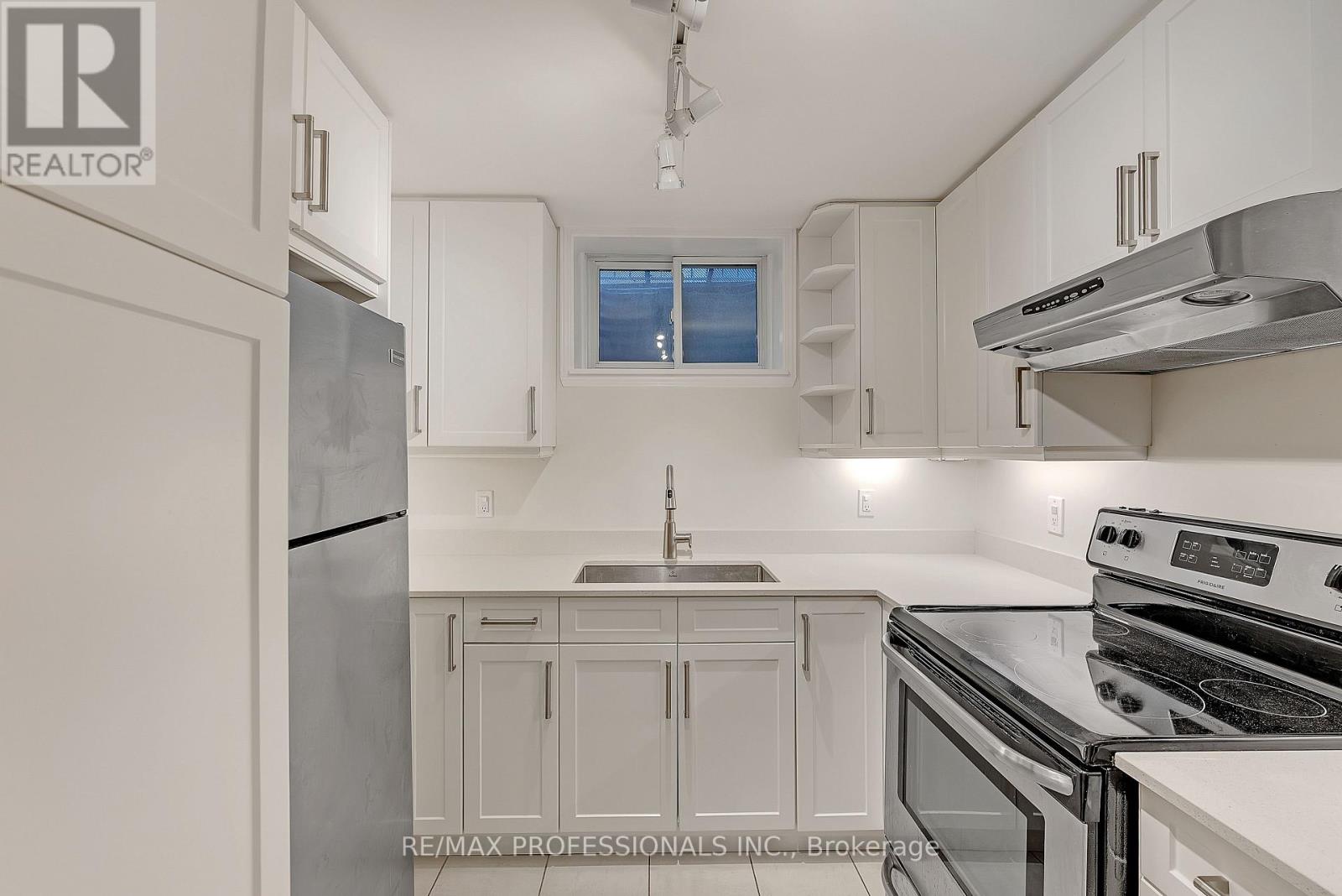 Lower - 5b Old Mill Drive, Toronto, Ontario  M6S 4J7 - Photo 4 - W13735238