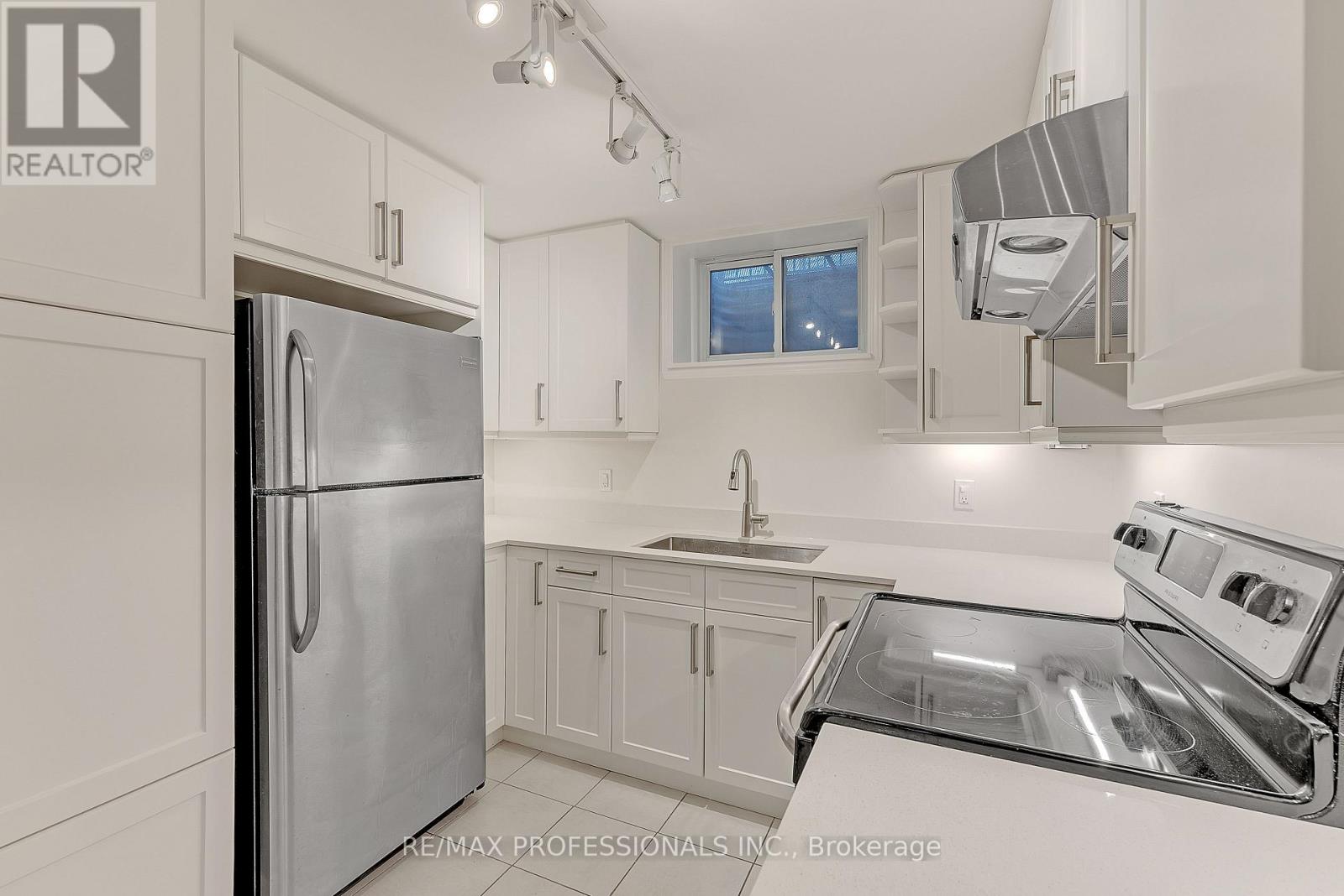 Lower - 5b Old Mill Drive, Toronto, Ontario  M6S 4J7 - Photo 9 - W13735238
