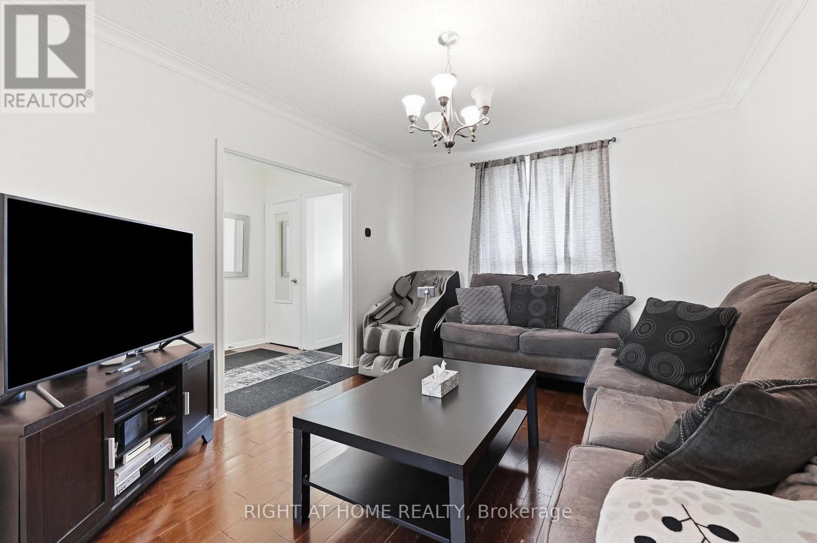 16 Greendale Avenue, Toronto, Ontario  M6N 4P5 - Photo 7 - W13735326
