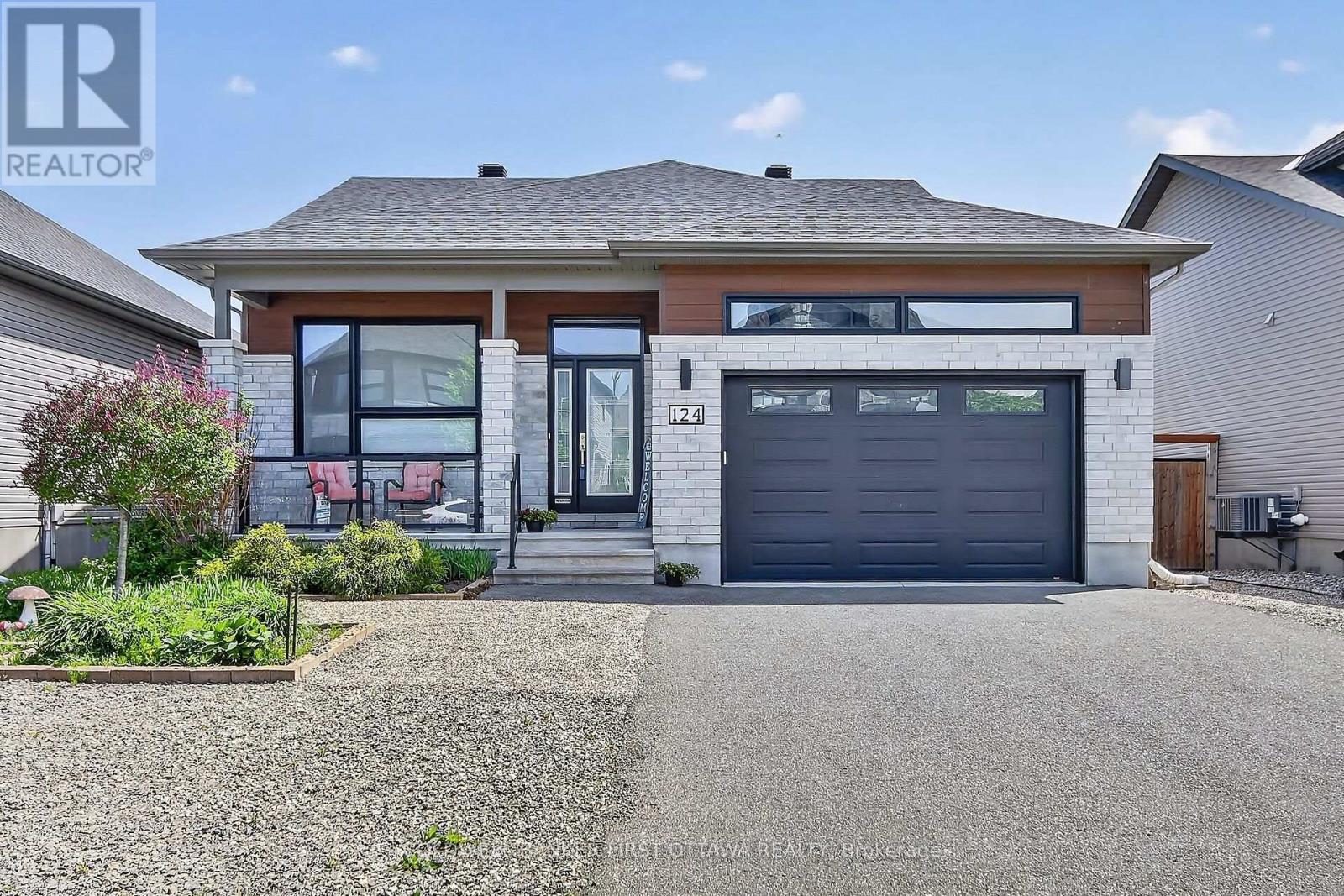124 LYON STREET, Russell, Ontario