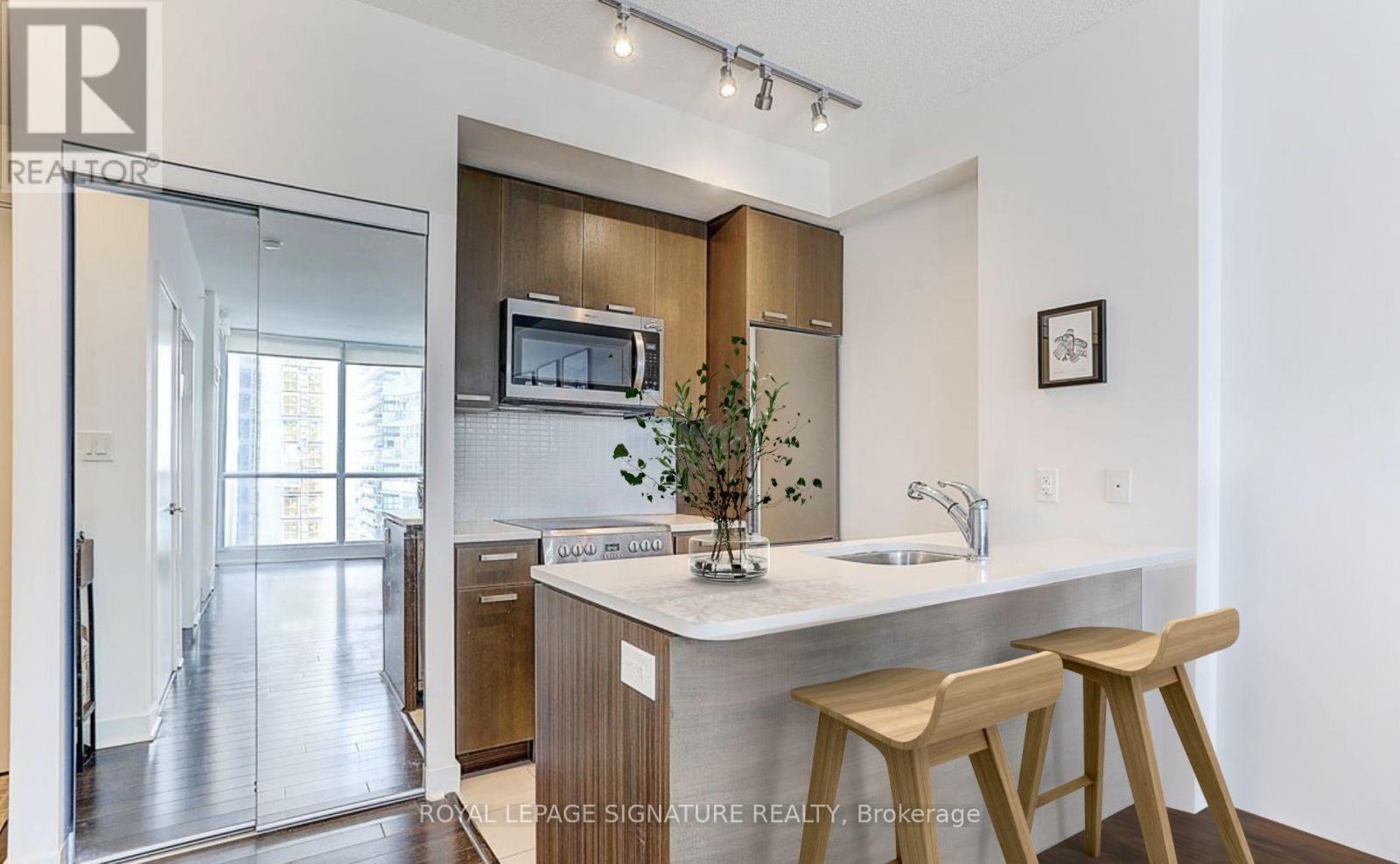 3701 - 295 Adelaide Street W, Toronto, Ontario  M5V 1P7 - Photo 3 - C13735644