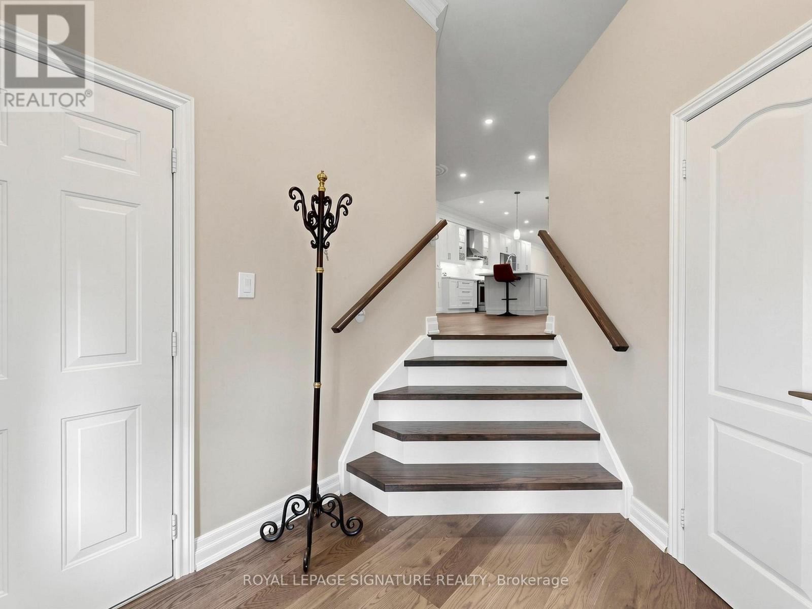 49 Kenilworth Crescent, Whitby, Ontario  L1M 2M6 - Photo 4 - E13735824