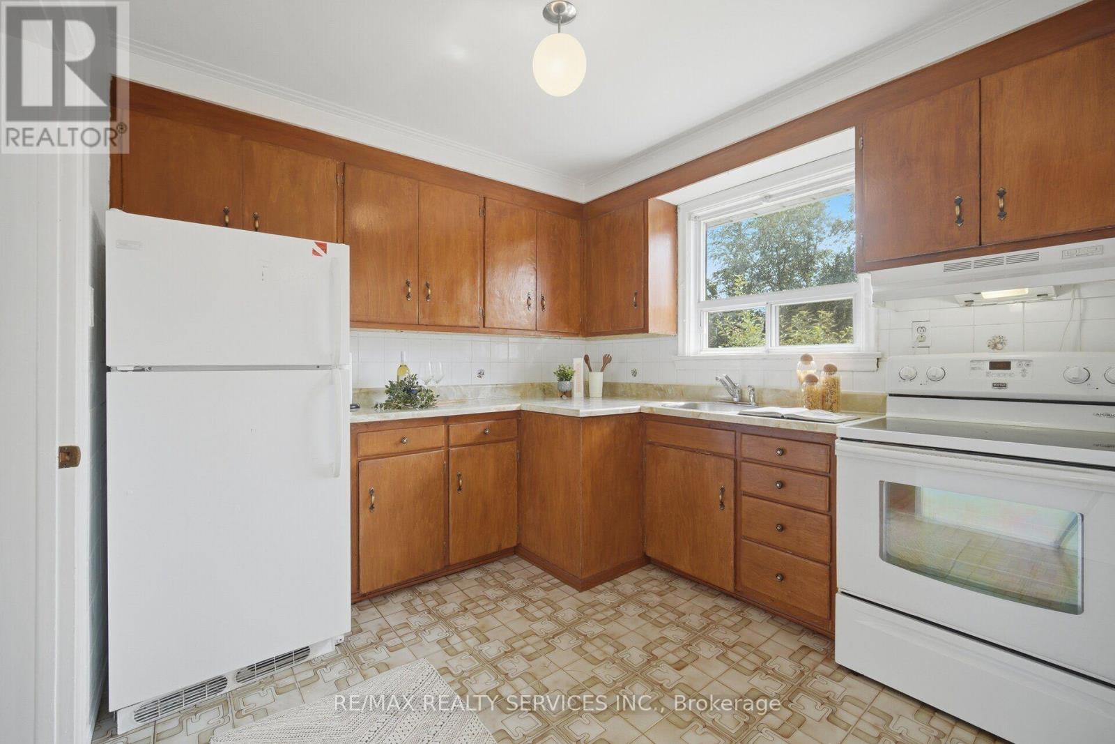 27 Edgemont Drive, Brampton, Ontario  L6V 1K9 - Photo 3 - W13735580