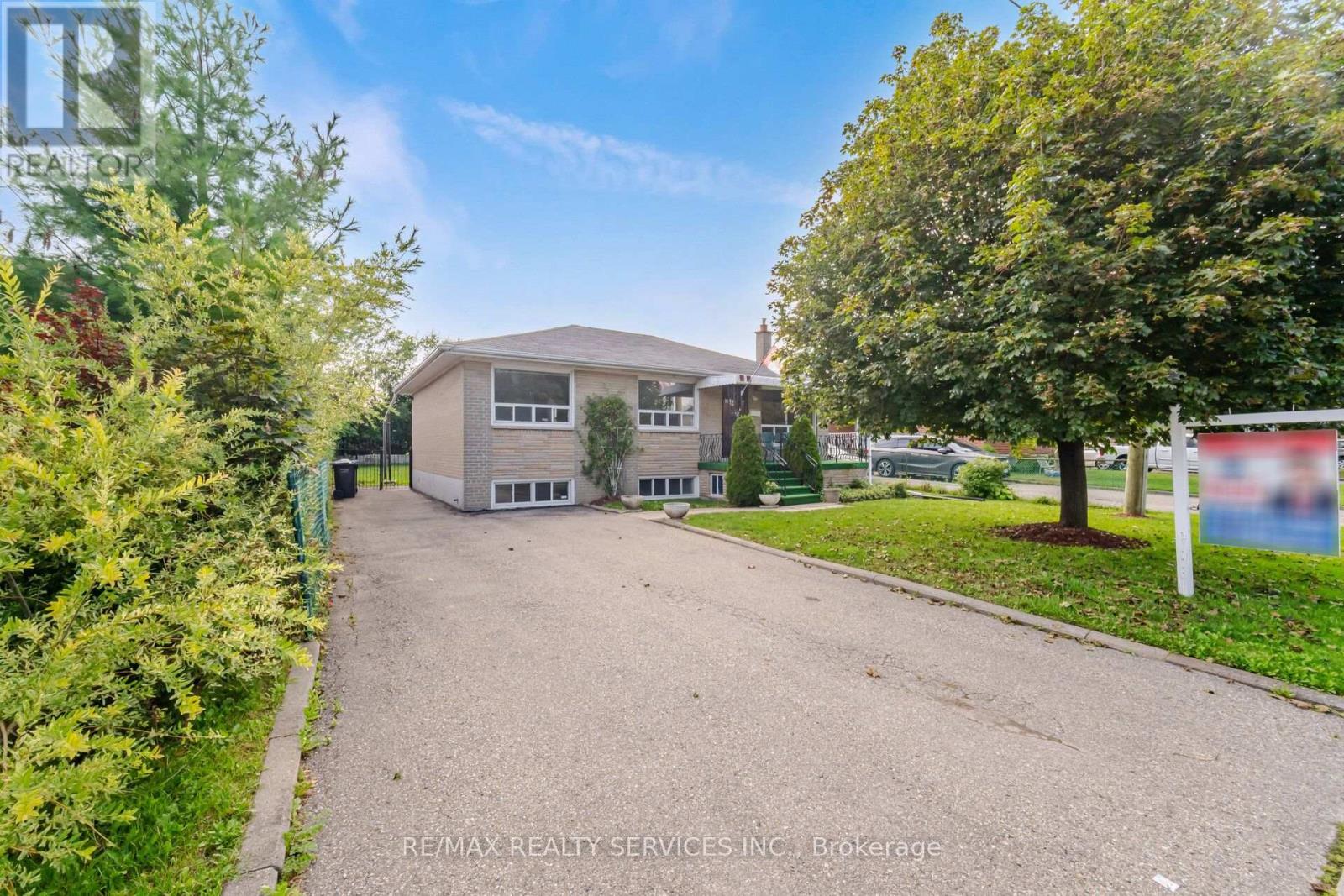 27 Edgemont Drive, Brampton, Ontario  L6V 1K9 - Photo 6 - W13735580
