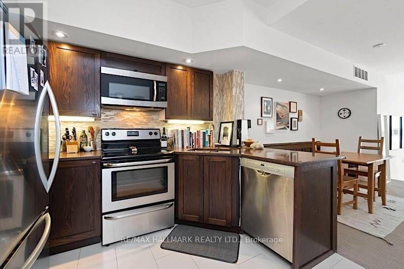 Main - 228 Pacific Avenue, Toronto, Ontario  M6P 2P5 - Photo 2 - W13735756