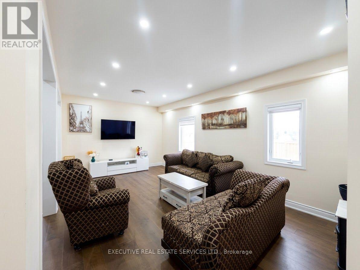 118 Turquoise Crescent, Brampton, Ontario  L6P 2R3 - Photo 2 - W13735776