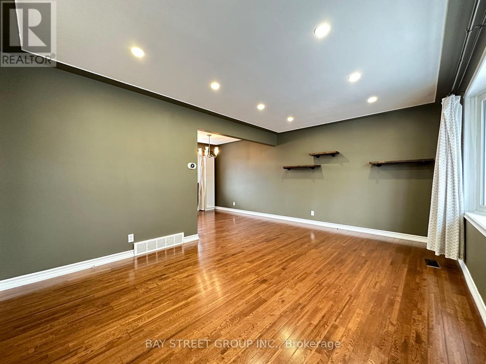 49 Howland Drive, Kitchener, Ontario N2E 1G4 - Photo 2 - X13735500