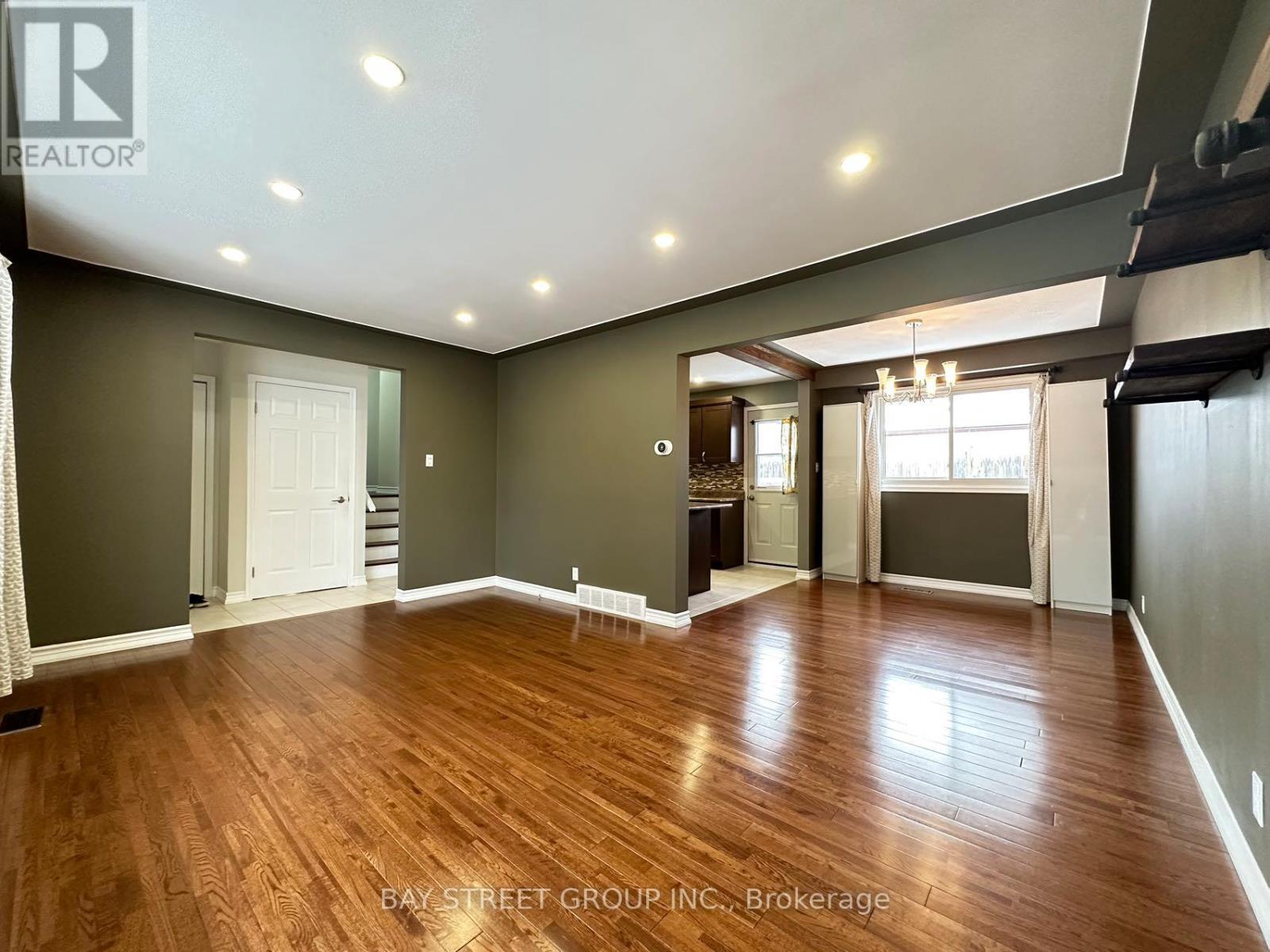 49 Howland Drive, Kitchener, Ontario N2E 1G4 - Photo 4 - X13735500