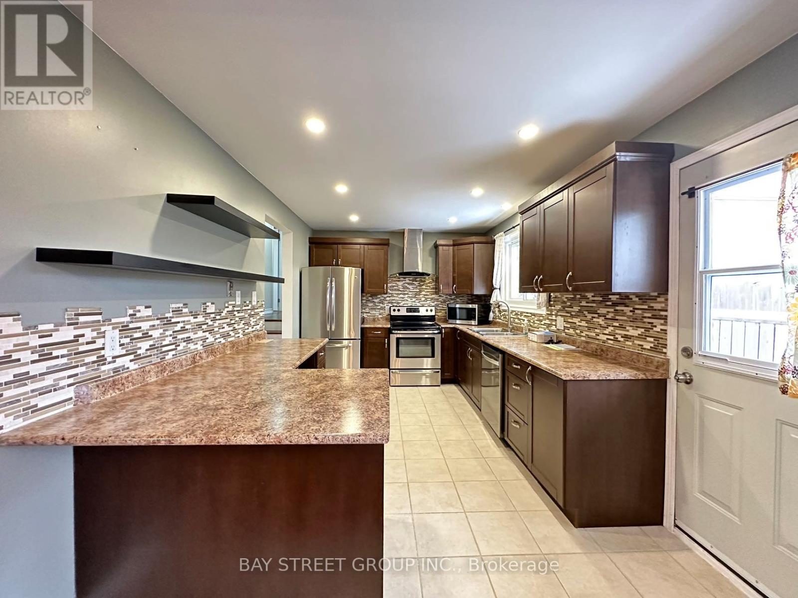 49 Howland Drive, Kitchener, Ontario N2E 1G4 - Photo 5 - X13735500