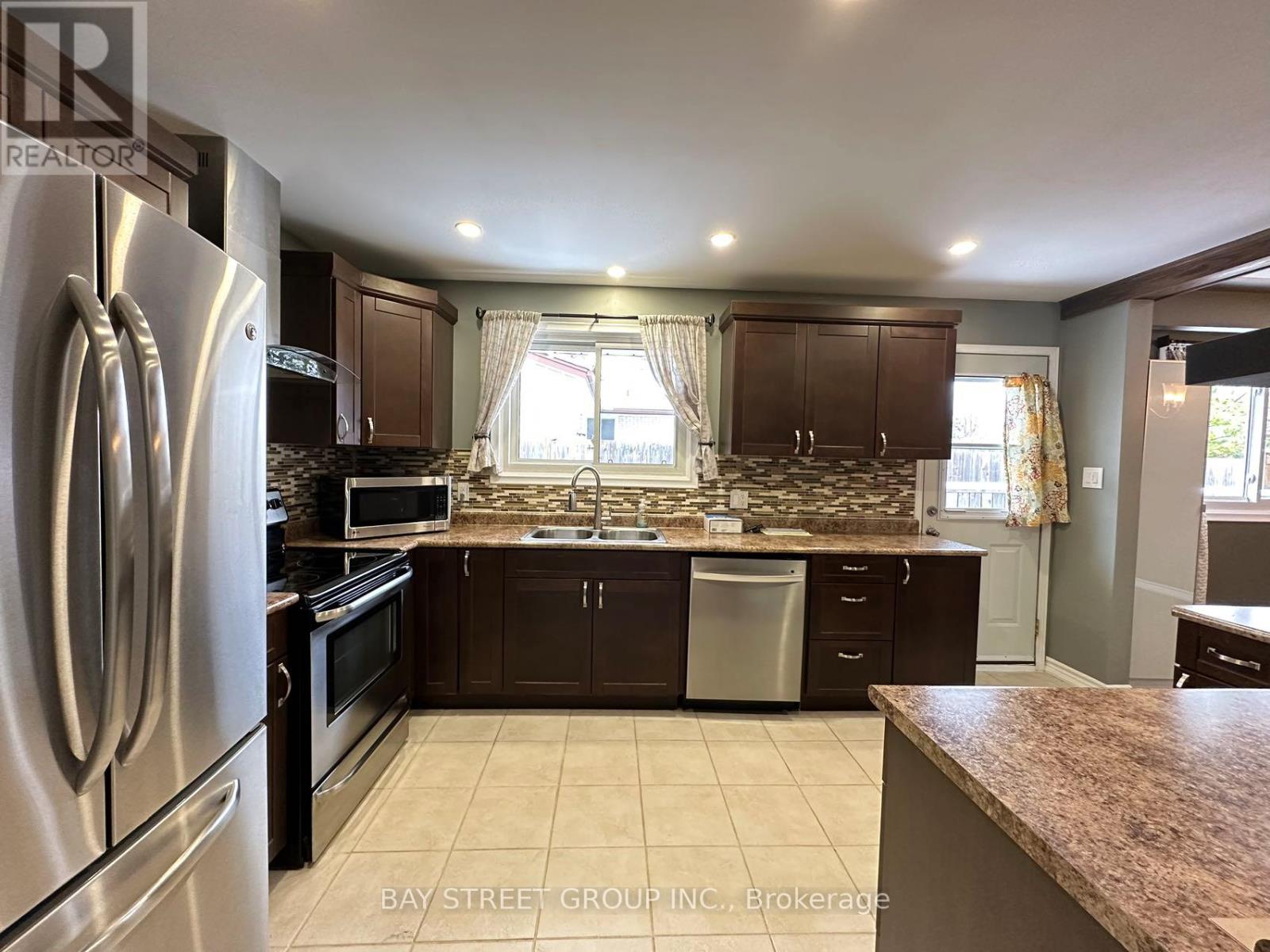 49 Howland Drive, Kitchener, Ontario N2E 1G4 - Photo 6 - X13735500