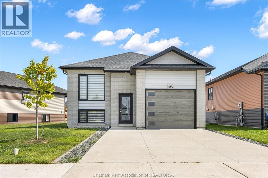 MLS# 26021175: 203 MOONSTONE CRESCENT, Chatham, Canada