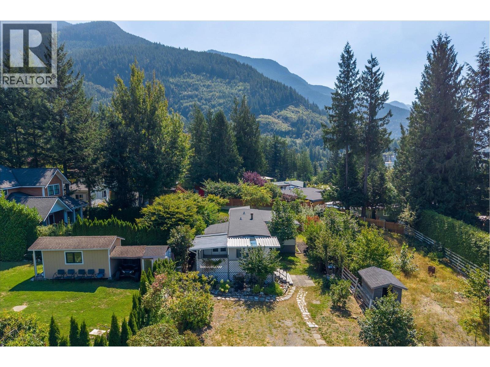 827 Minaty Lane, Britannia Beach, British Columbia  V0N 1J0 - Photo 1 - R3160728