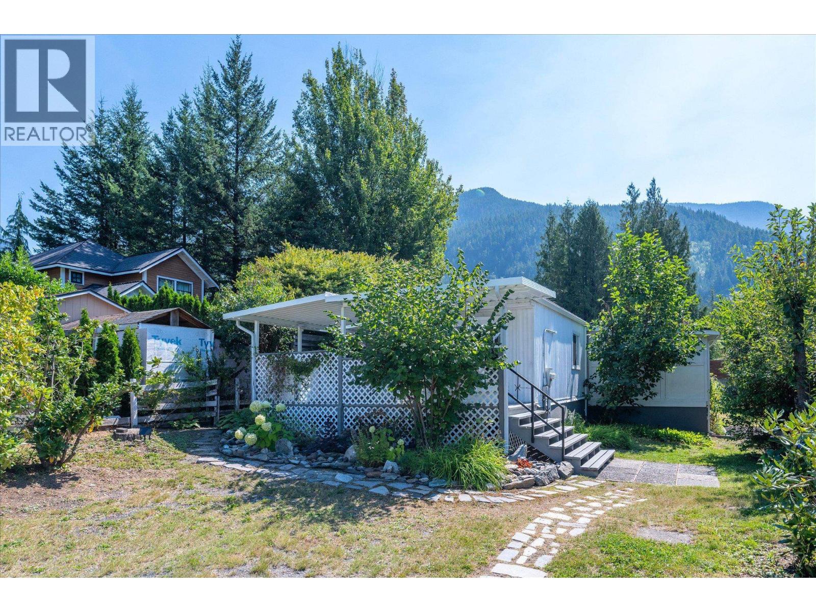827 Minaty Lane, Britannia Beach, British Columbia  V0N 1J0 - Photo 3 - R3160728