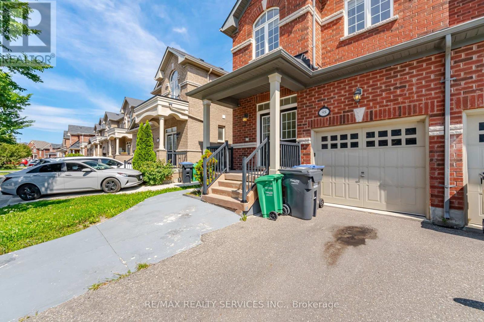 98 Teal Crest Circle, Brampton, Ontario  L6X 2Z4 - Photo 3 - W13735856
