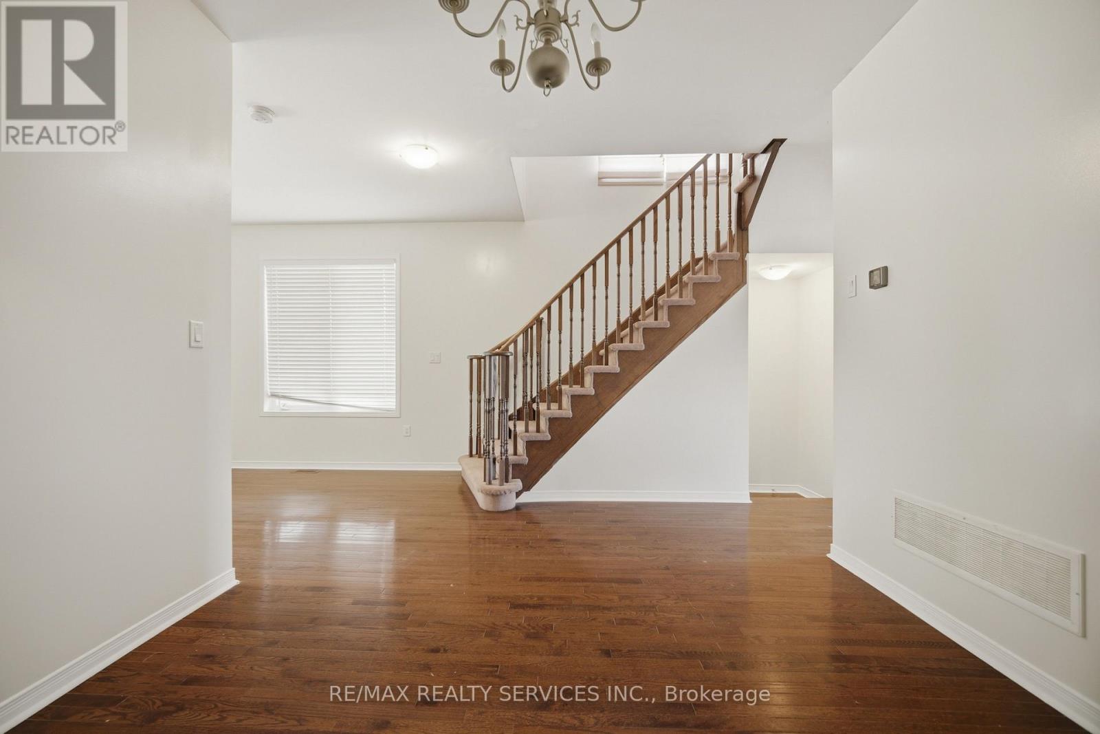 98 Teal Crest Circle, Brampton, Ontario  L6X 2Z4 - Photo 5 - W13735856