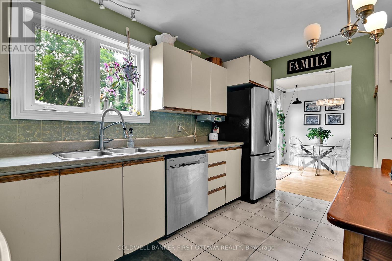 2153 East Acres Road, Ottawa, Ontario  K1J 9A6 - Photo 12 - X13736212