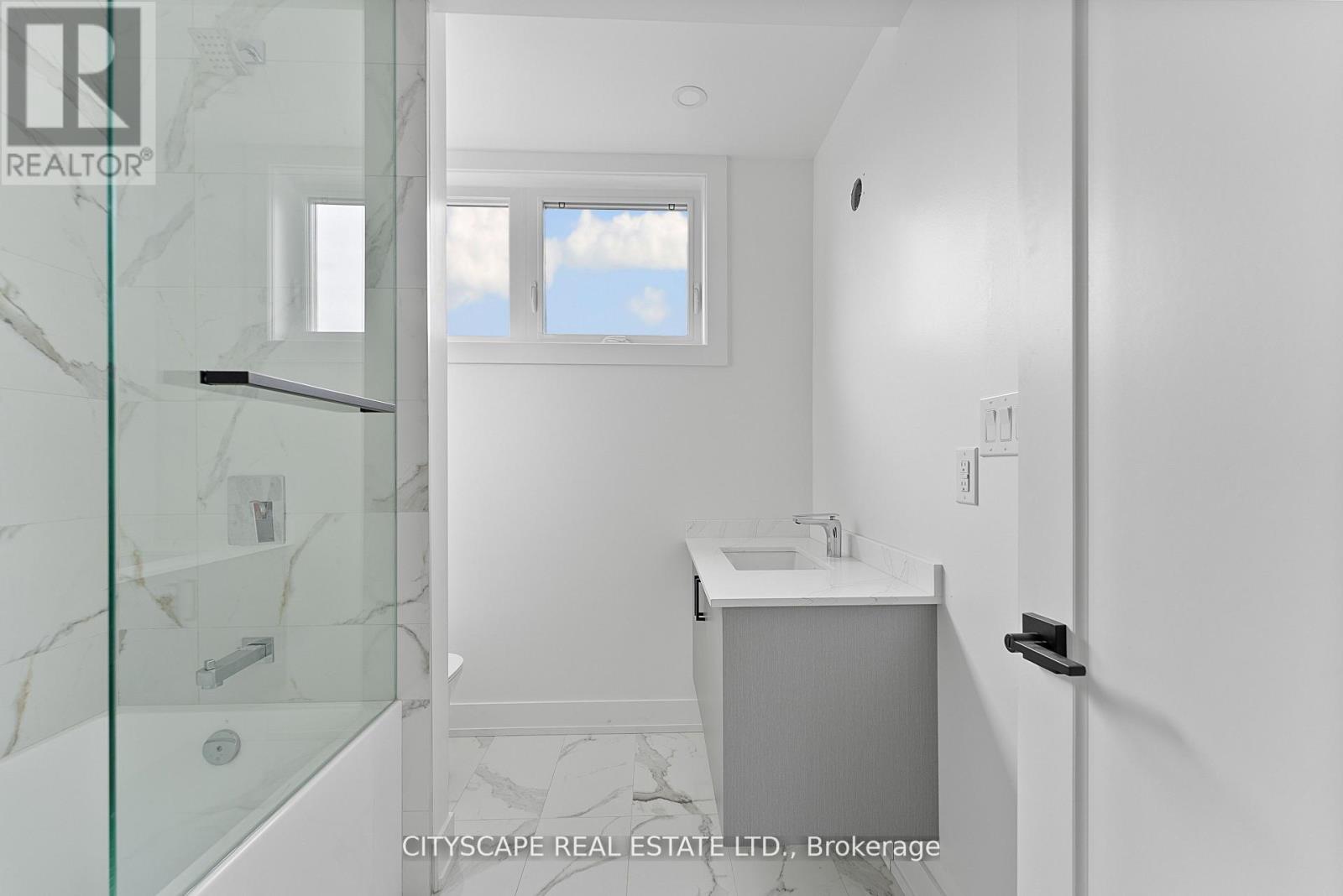 Upper #4 - 589 Oakwood Avenue, Toronto, Ontario  M6E 2X8 - Photo 30 - C13736106
