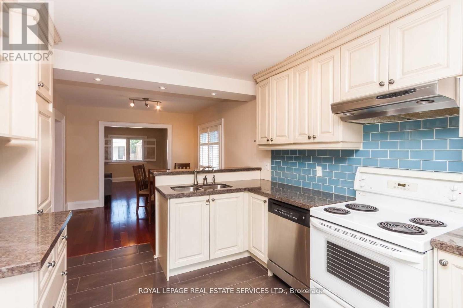21 Belgravia Avenue, Toronto, Ontario  M6E 2M4 - Photo 15 - W13736160