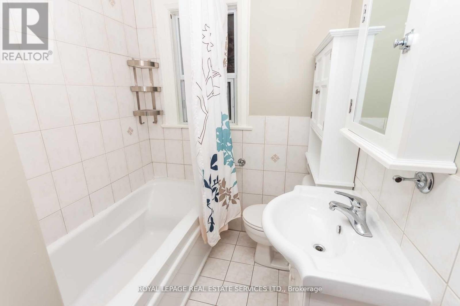 21 Belgravia Avenue, Toronto, Ontario  M6E 2M4 - Photo 19 - W13736160