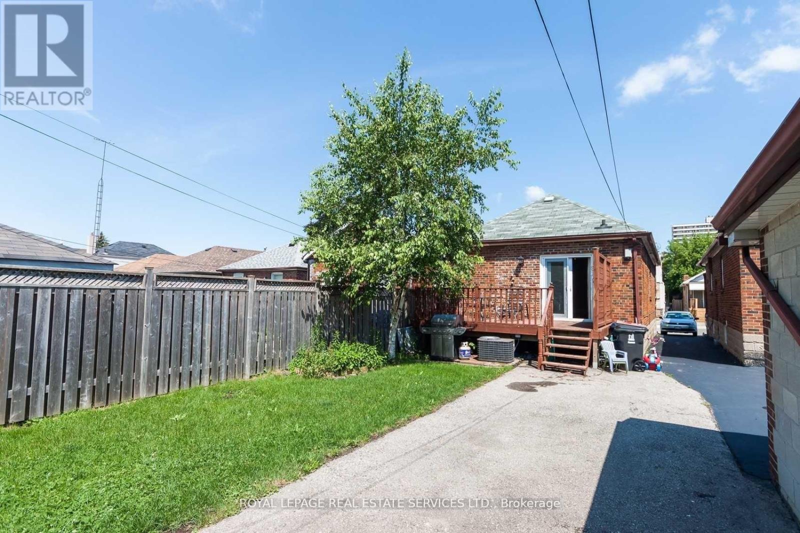 21 Belgravia Avenue, Toronto, Ontario  M6E 2M4 - Photo 39 - W13736160