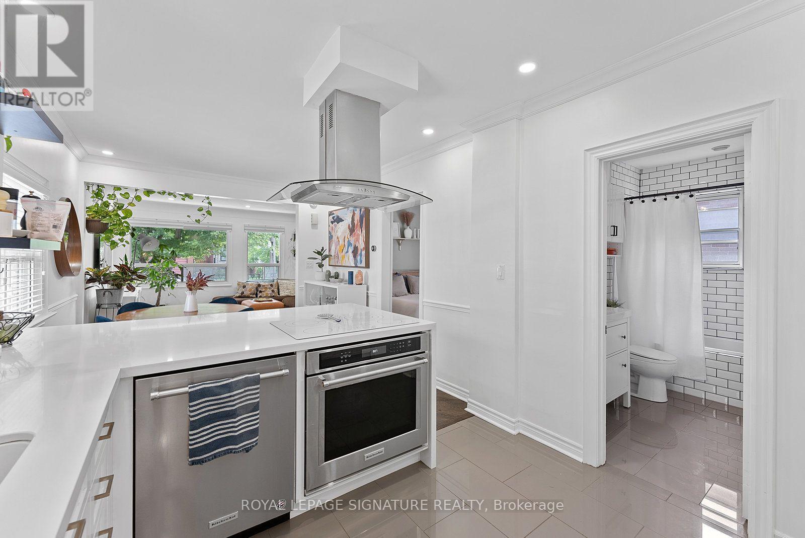 76 Foch Avenue, Toronto, Ontario  M8W 3X4 - Photo 17 - W13736280