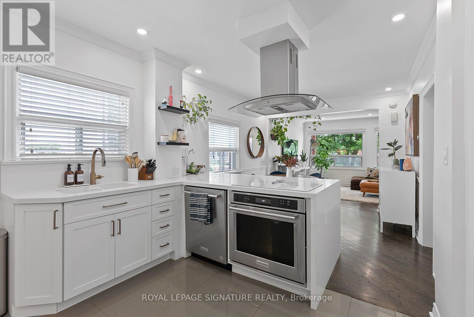 76 Foch Avenue, Toronto, Ontario  M8W 3X4 - Photo 18 - W13736280