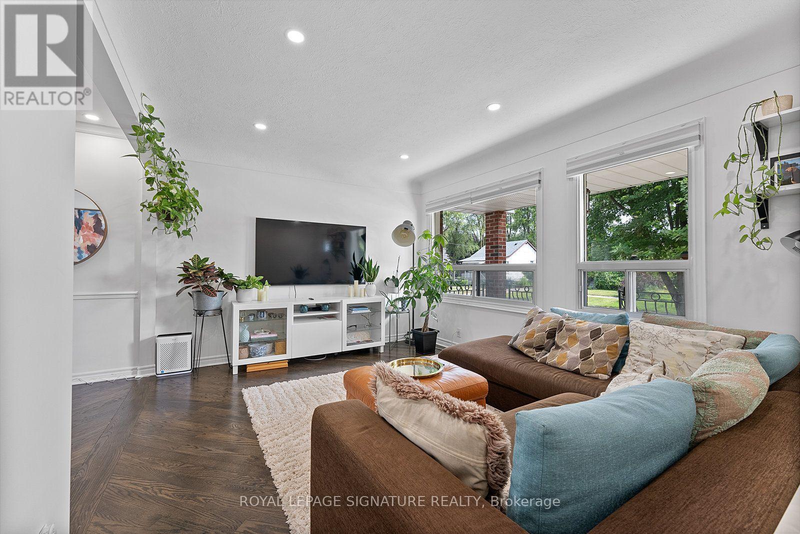 76 Foch Avenue, Toronto, Ontario  M8W 3X4 - Photo 7 - W13736280