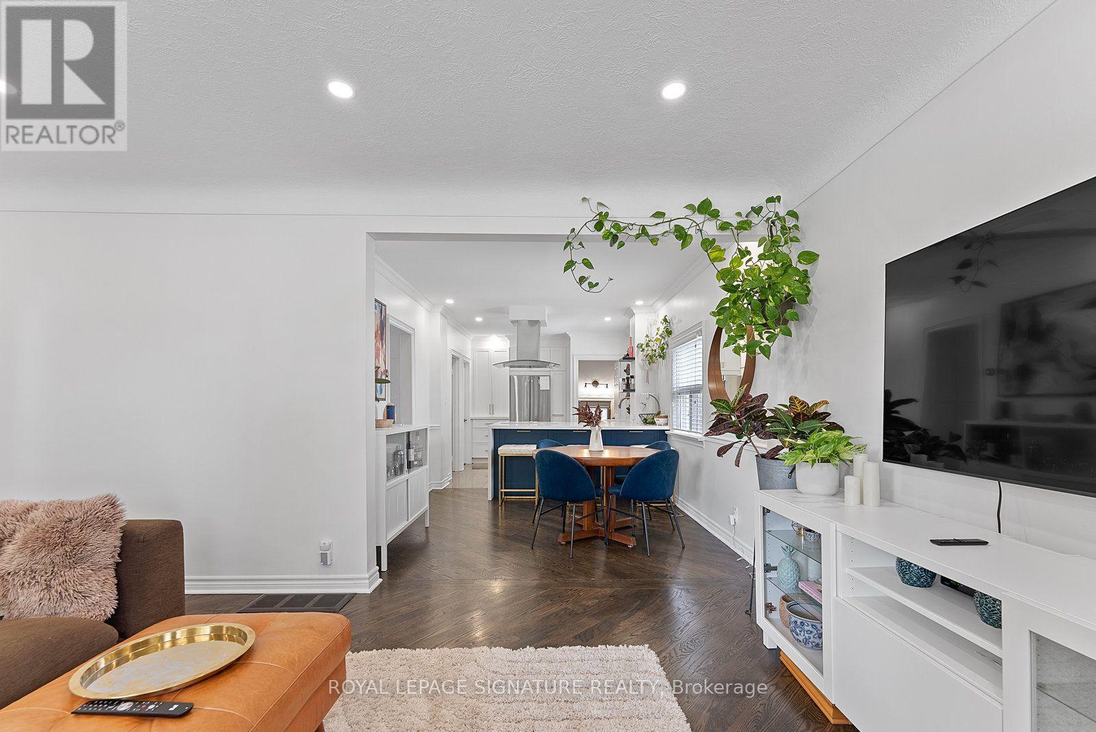76 Foch Avenue, Toronto, Ontario  M8W 3X4 - Photo 9 - W13736280