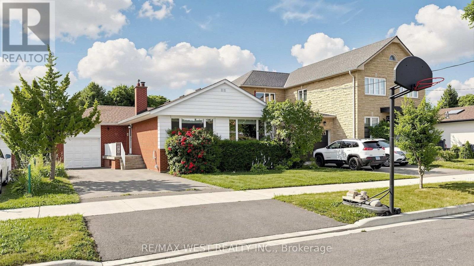 32 Allonsius Drive, Toronto, Ontario  M9C 3N5 - Photo 2 - W13598786
