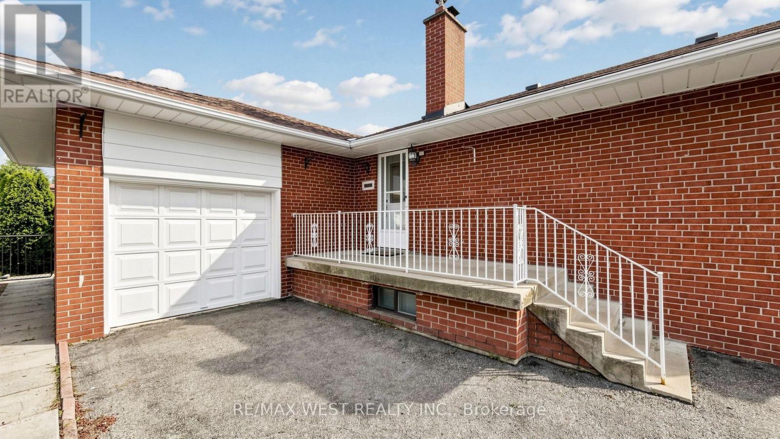 32 Allonsius Drive, Toronto, Ontario  M9C 3N5 - Photo 4 - W13598786
