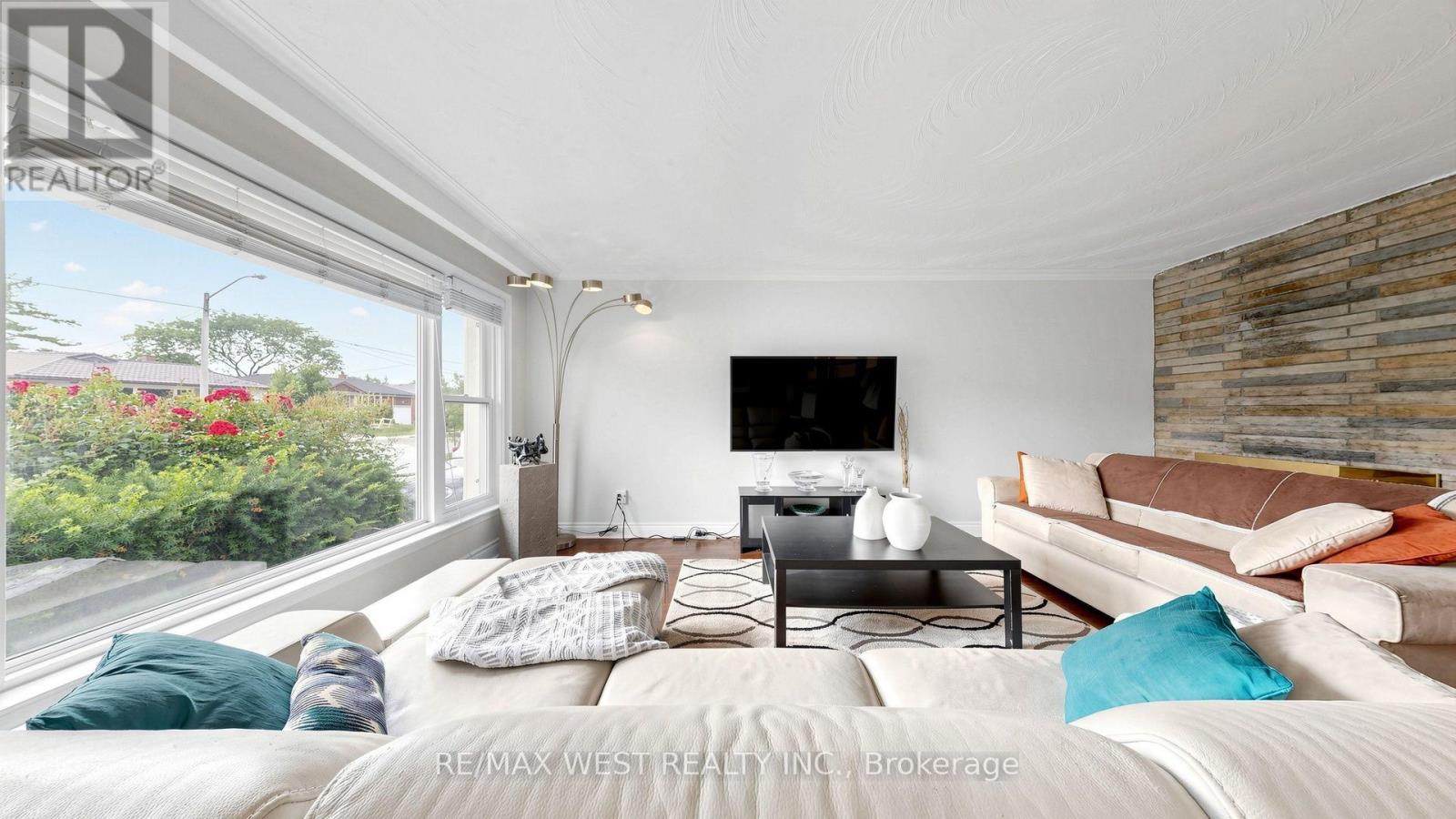 32 Allonsius Drive, Toronto, Ontario  M9C 3N5 - Photo 7 - W13598786