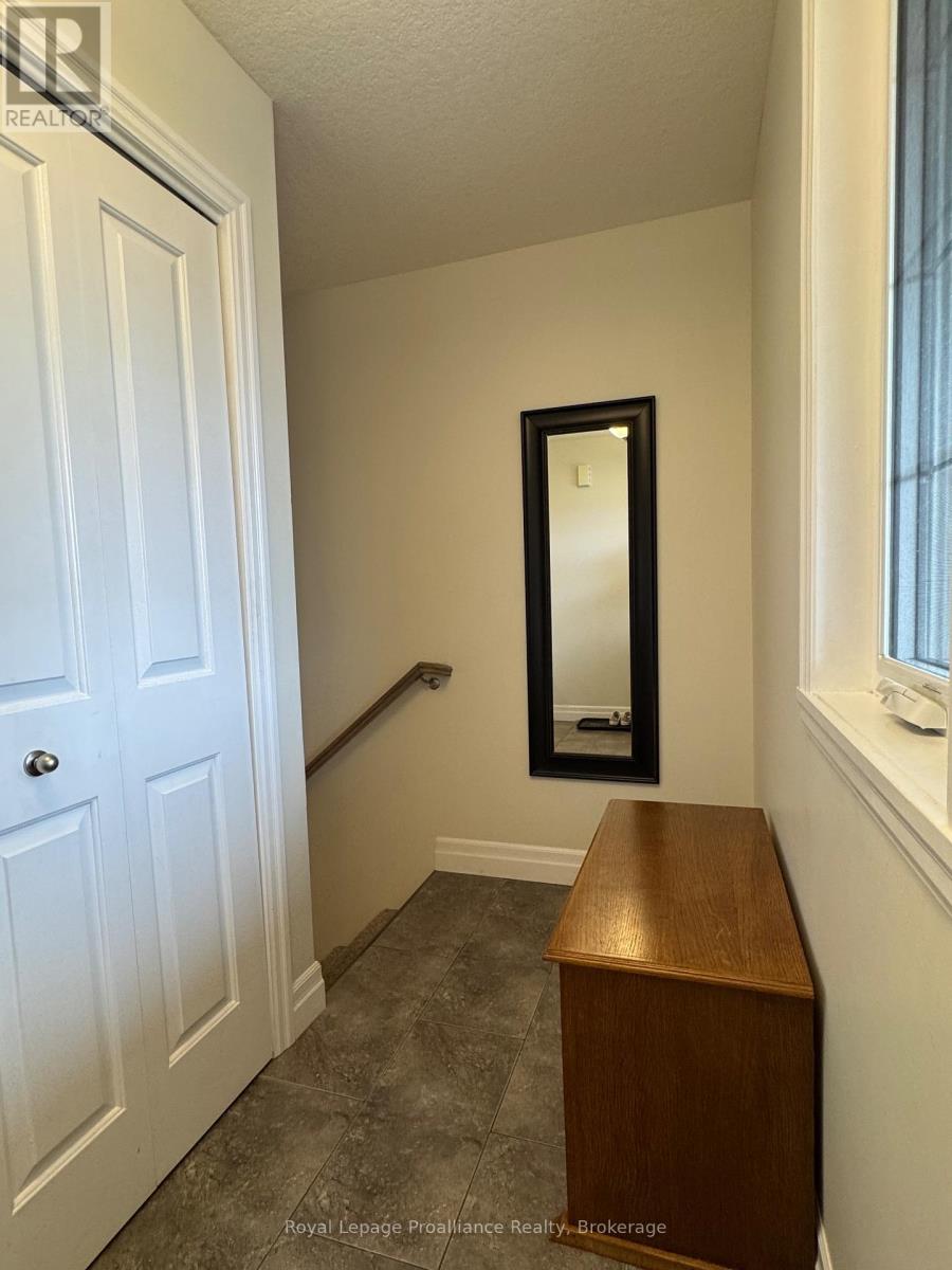 19 Mcintosh Crescent, Quinte West, Ontario  K8V 0G1 - Photo 4 - X13736682
