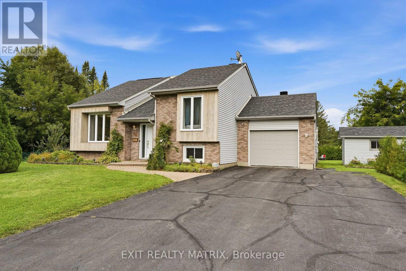 44 Ste Therese Boulevard, Russell, Ontario K0A 1W0 - Photo 1 - X13736592