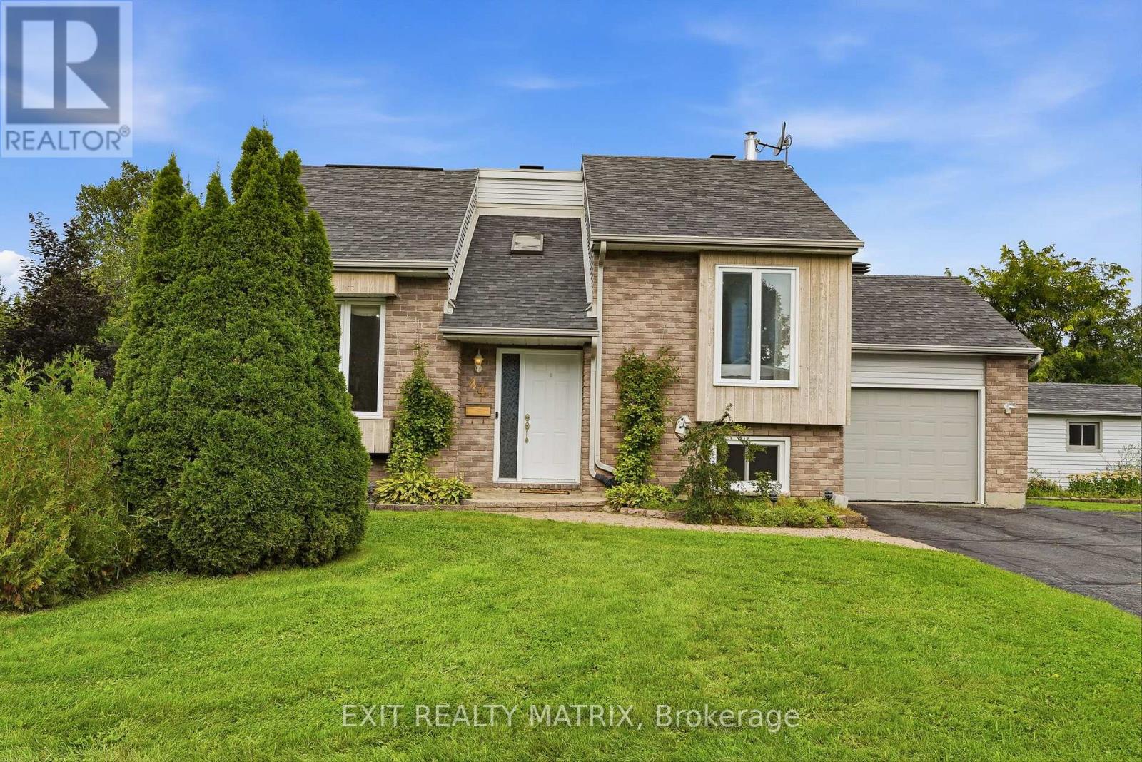44 Ste Therese Boulevard, Russell, Ontario K0A 1W0 - Photo 2 - X13736592