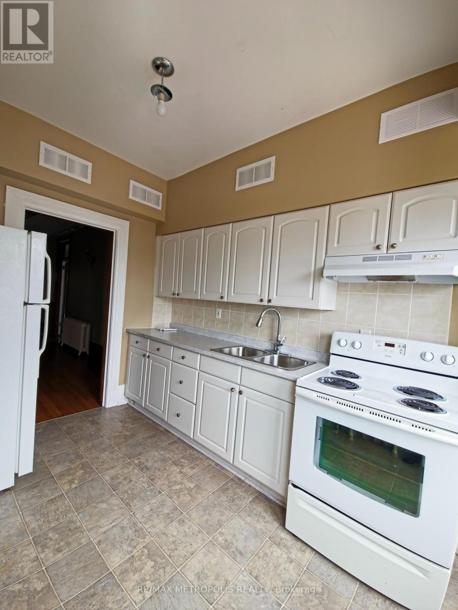 Upper #2 - 1110 Simcoe Street S, Oshawa, Ontario  L1H 4L8 - Photo 2 - E13736622