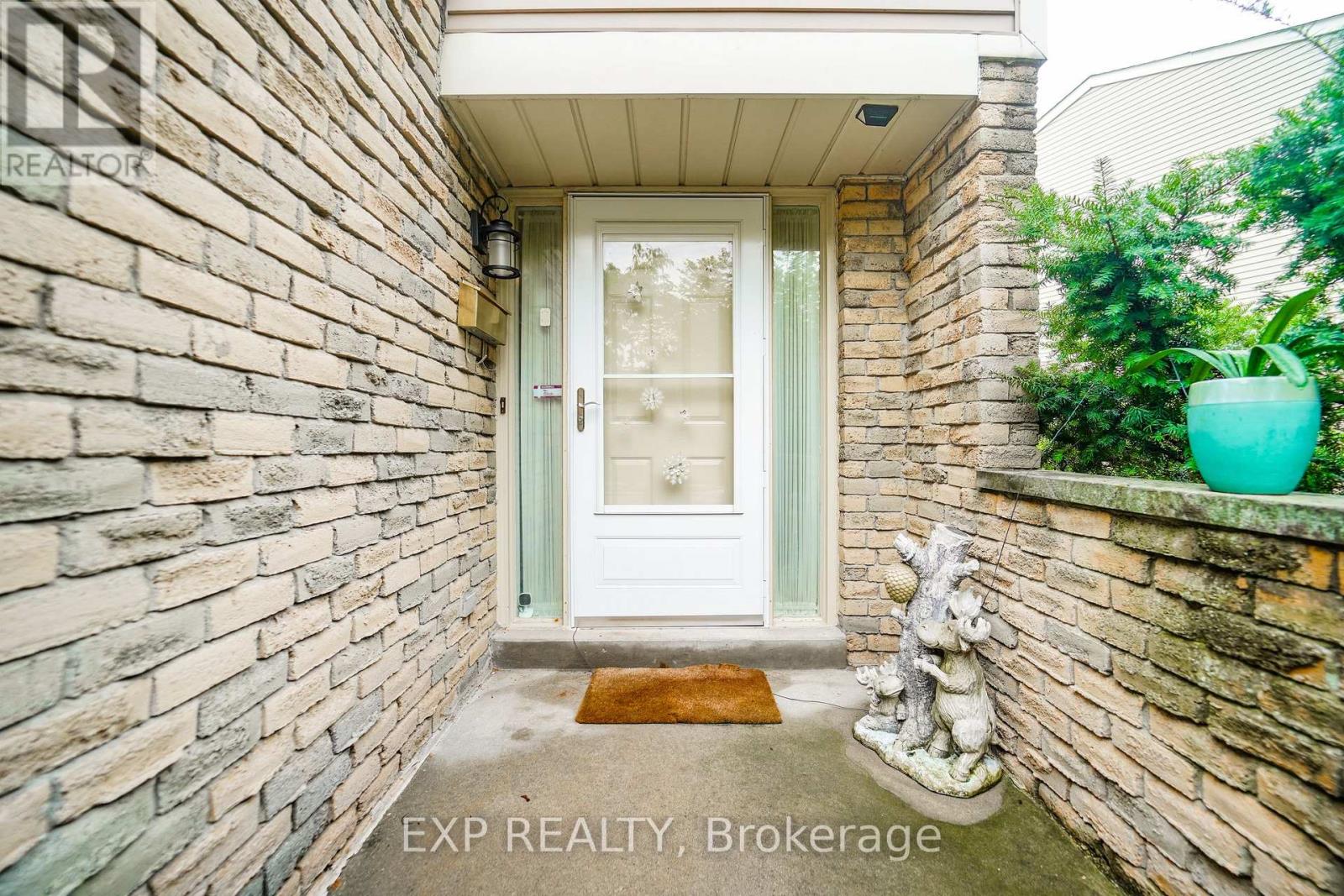 61 Wintermute Boulevard, Toronto, Ontario  M1W 3M7 - Photo 4 - E13736670