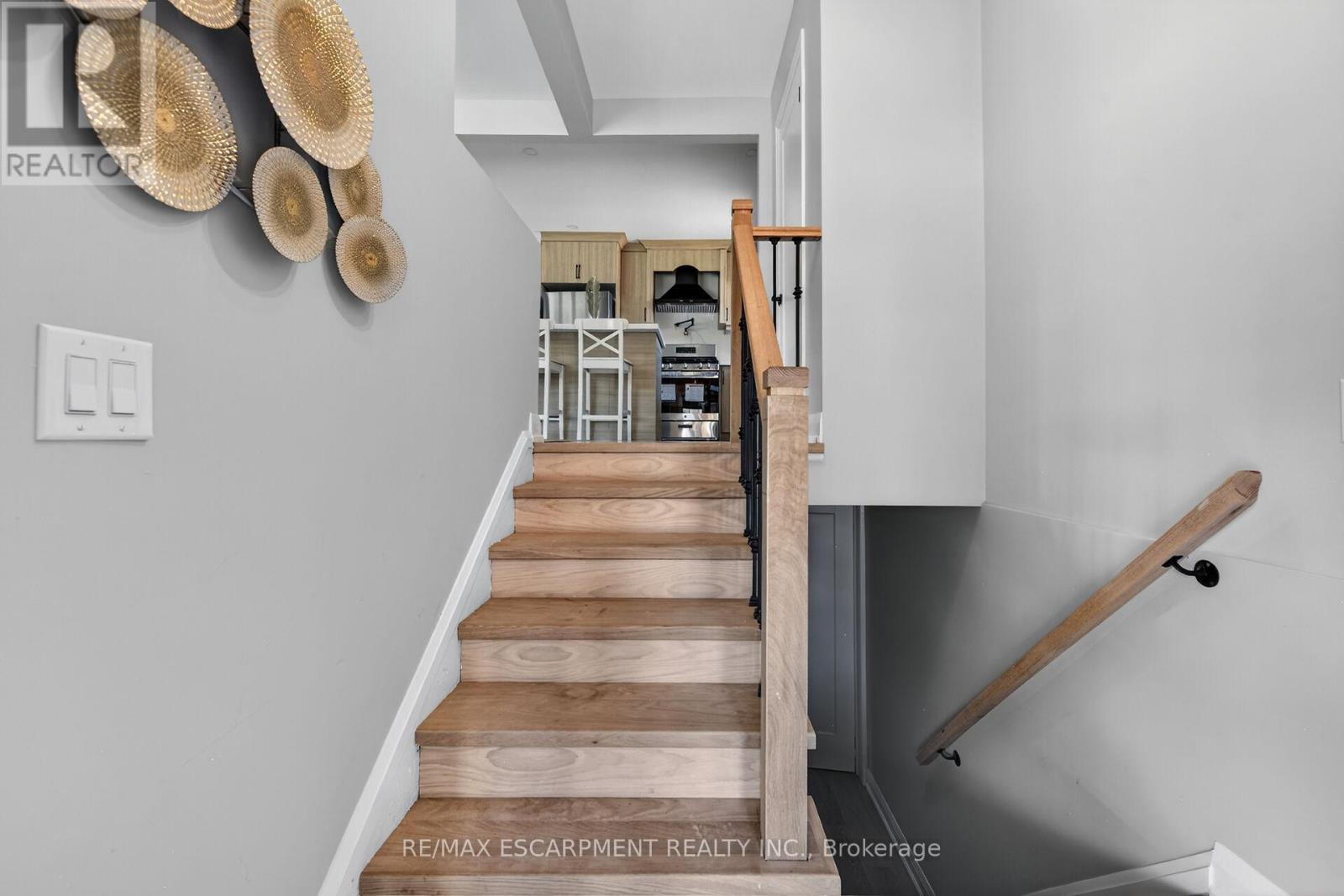 83 Riverdale Drive, Hamilton, Ontario  L8E 1K2 - Photo 3 - X13220740