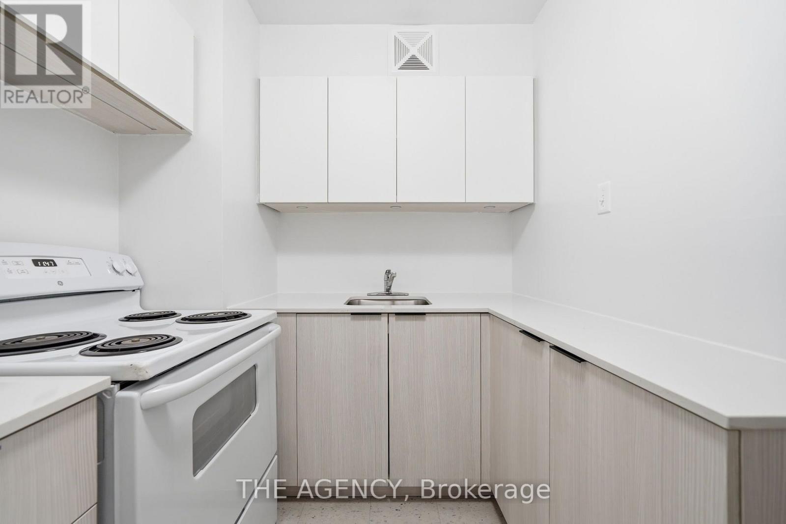 1910a - 2350 Dundas Street W, Toronto, Ontario  M6P 4B1 - Photo 4 - W13736574