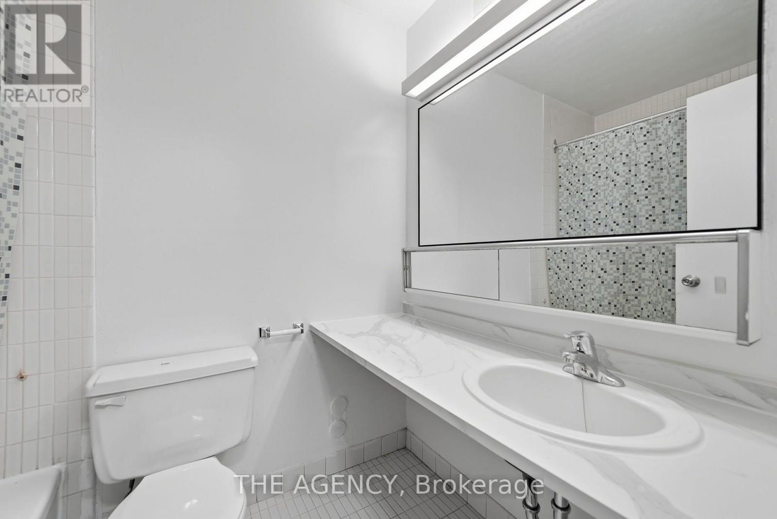 2004a - 2350 Dundas Street W, Toronto, Ontario  M6P 4B1 - Photo 13 - W13736598