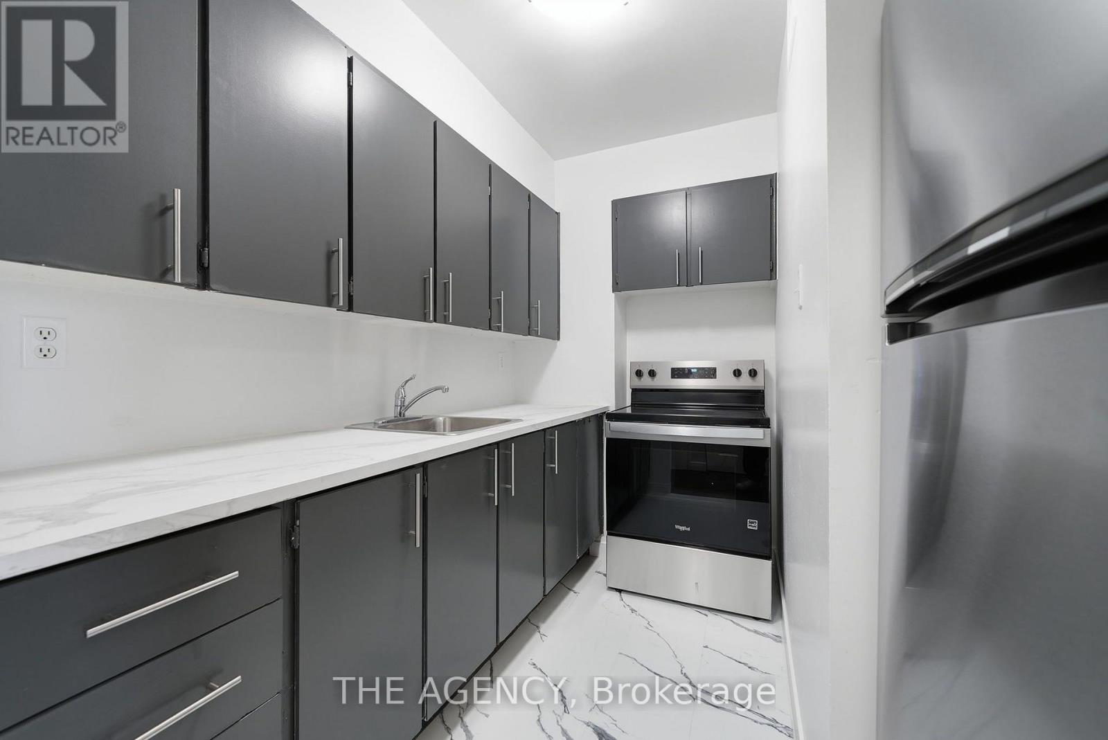 2004a - 2350 Dundas Street W, Toronto, Ontario  M6P 4B1 - Photo 4 - W13736598