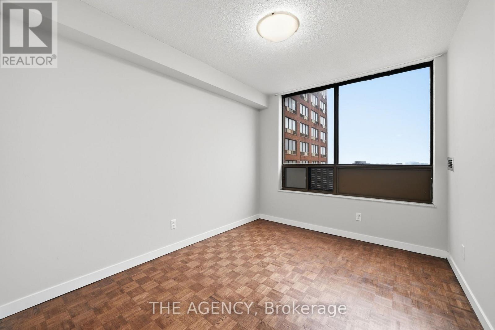 2004a - 2350 Dundas Street W, Toronto, Ontario  M6P 4B1 - Photo 7 - W13736598