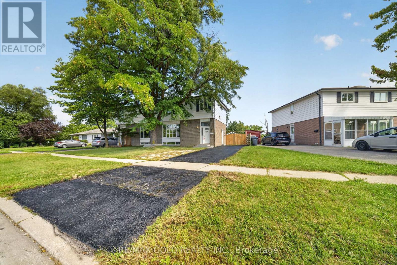 8 EARNSCLIFFE GATE, Brampton, Ontario