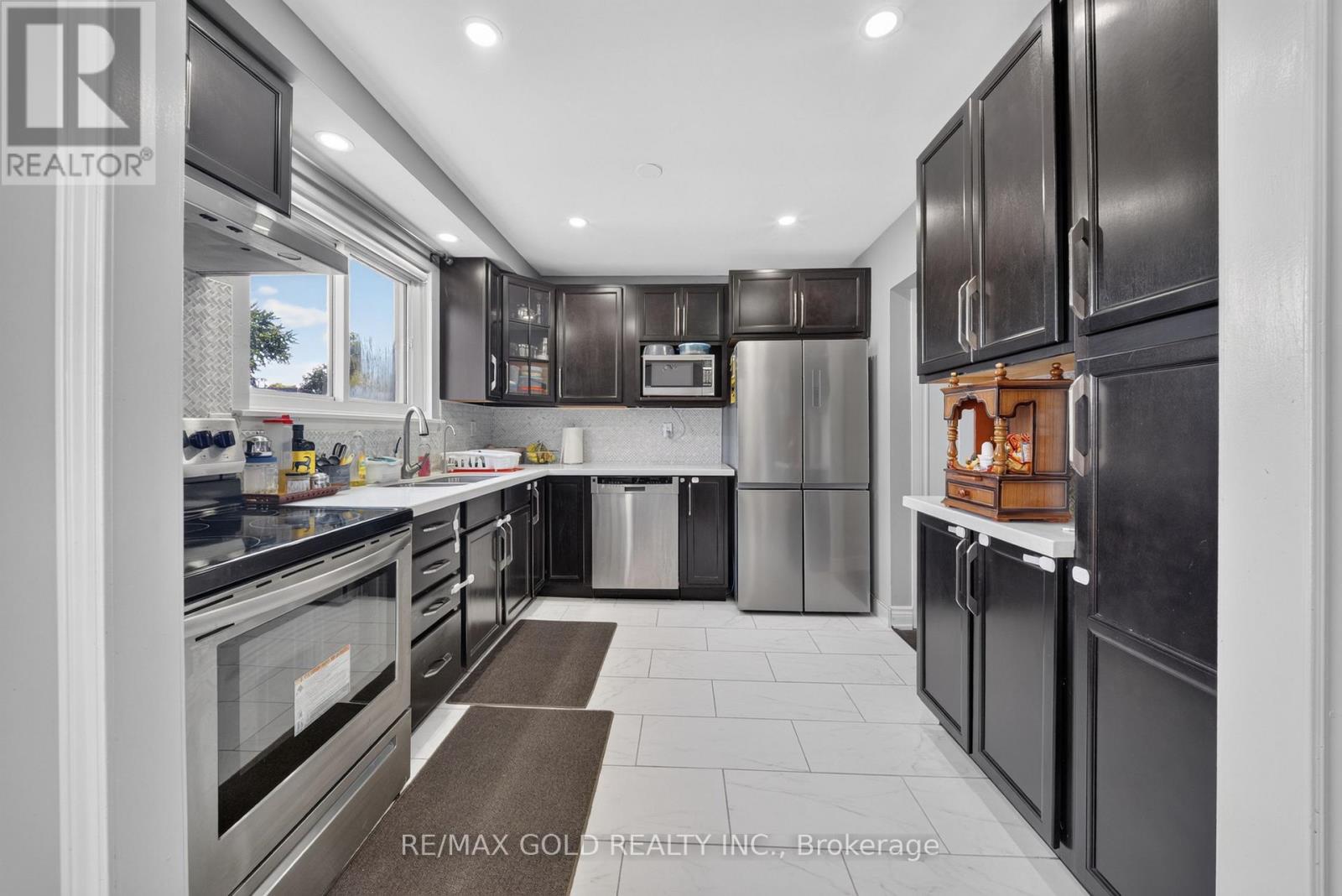 8 Earnscliffe Gate, Brampton, Ontario  L6T 3B3 - Photo 10 - W13736634