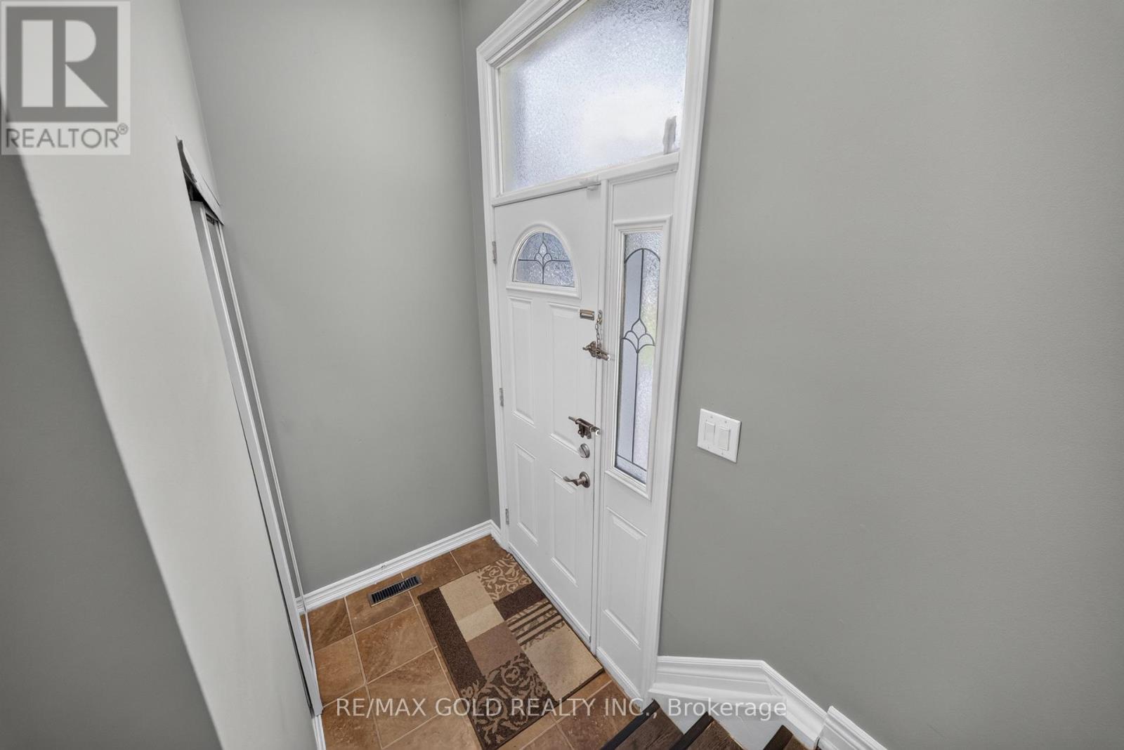 8 Earnscliffe Gate, Brampton, Ontario  L6T 3B3 - Photo 5 - W13736634