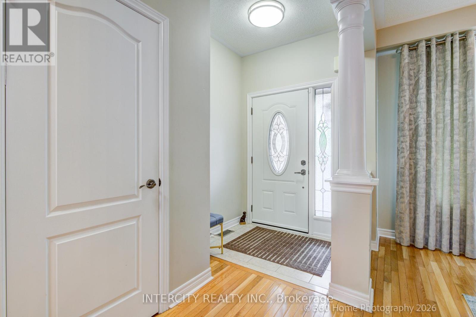 27 Modesto Crescent, Brampton, Ontario  L6P 1K2 - Photo 2 - W13736794